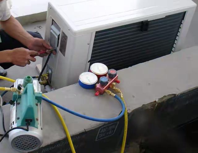 空調(diào)出風(fēng)口滴水是什么原因